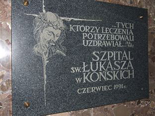 Na zdjęciu tablica z motto Szpitala św. Łukasza